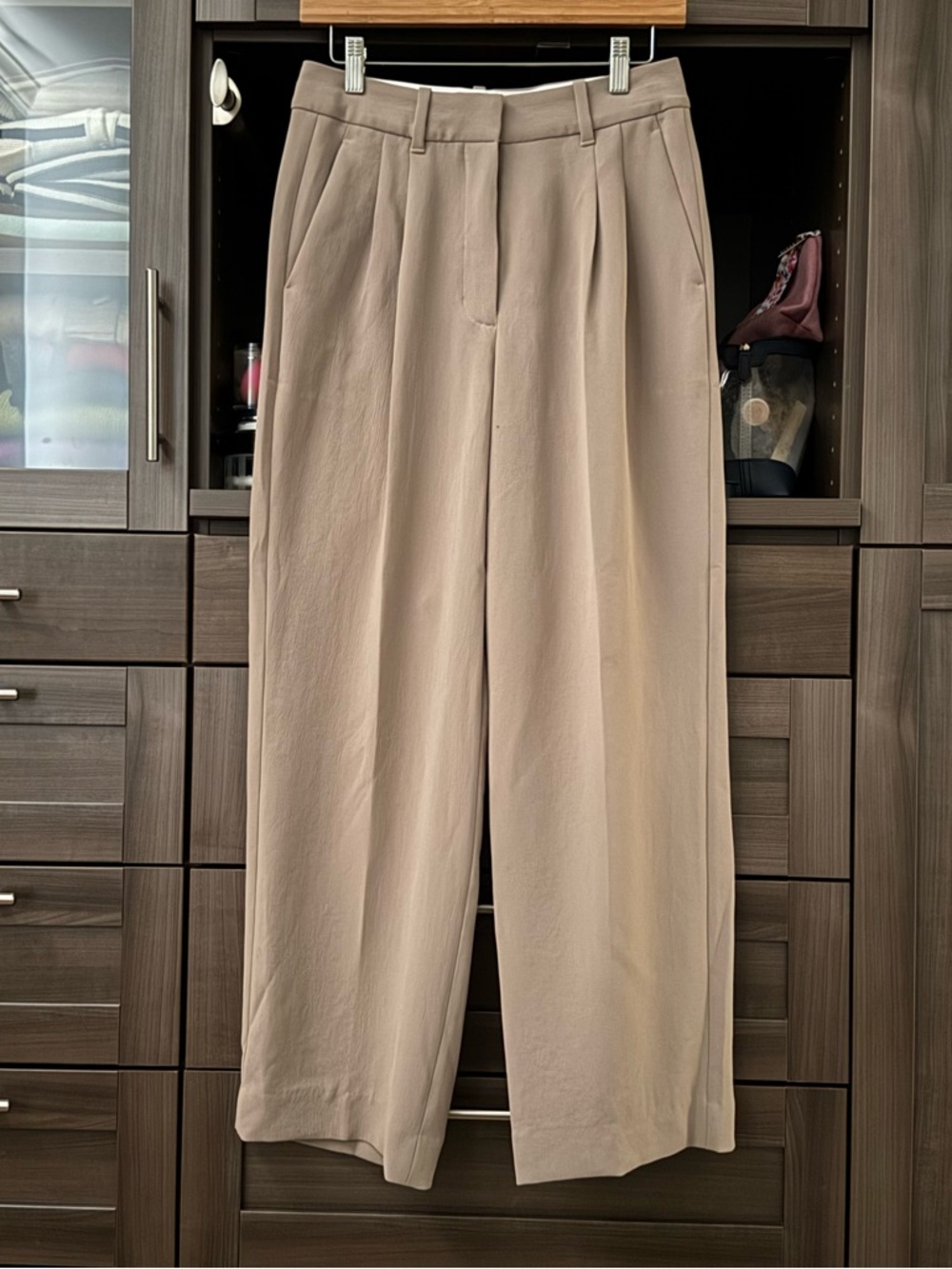 Aritzia The Effortless Pant in Crepette, Size 4, Short, Nomad Taupe - Picture 4 of 9